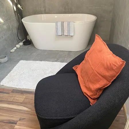 160m Piekny Stylowy Dwupoziomowy Dom Villa